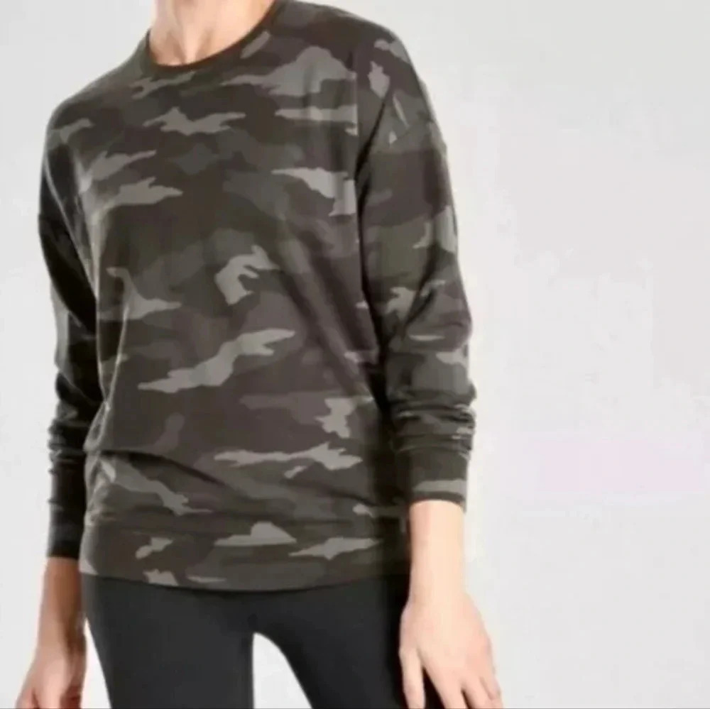 Athleta‎ Studio to Street Gray & Black Camo Crew Neck Pullover Sweatshirt Small